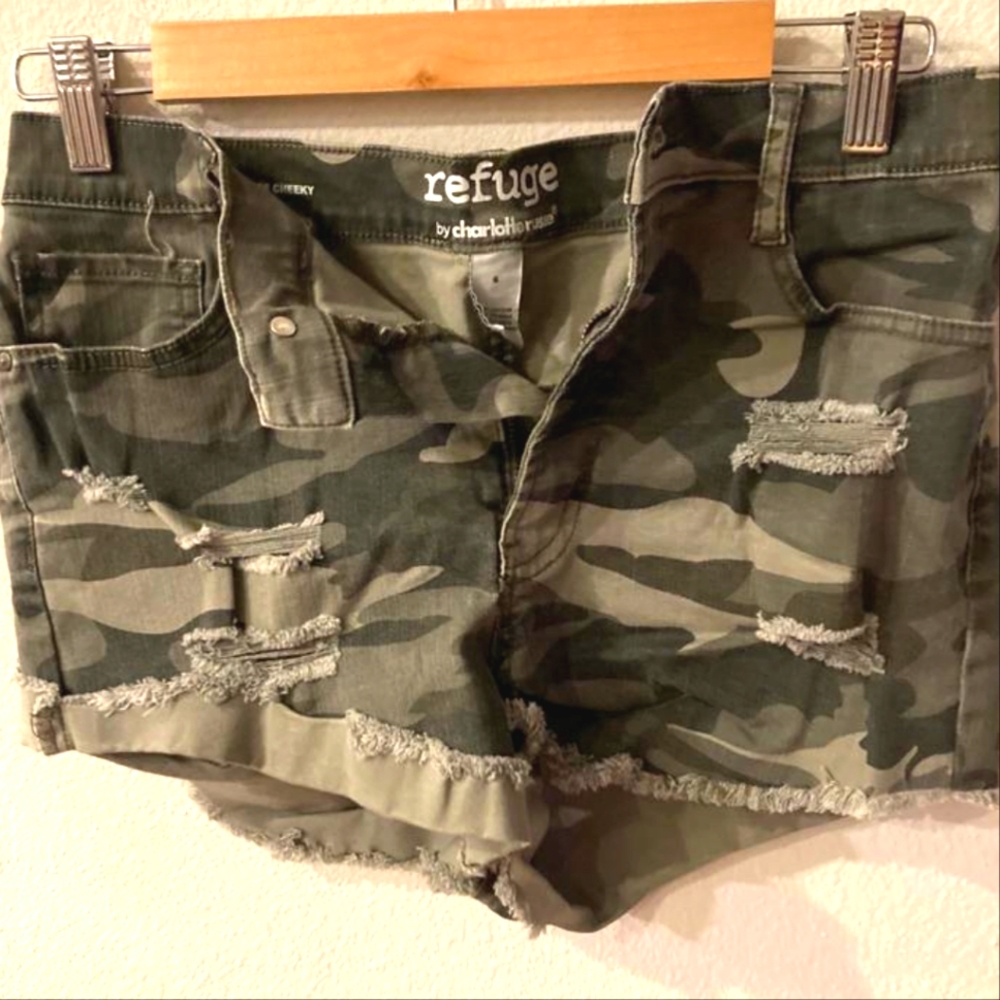 Refuge by Charlotte Russe camouflage shorts size 6